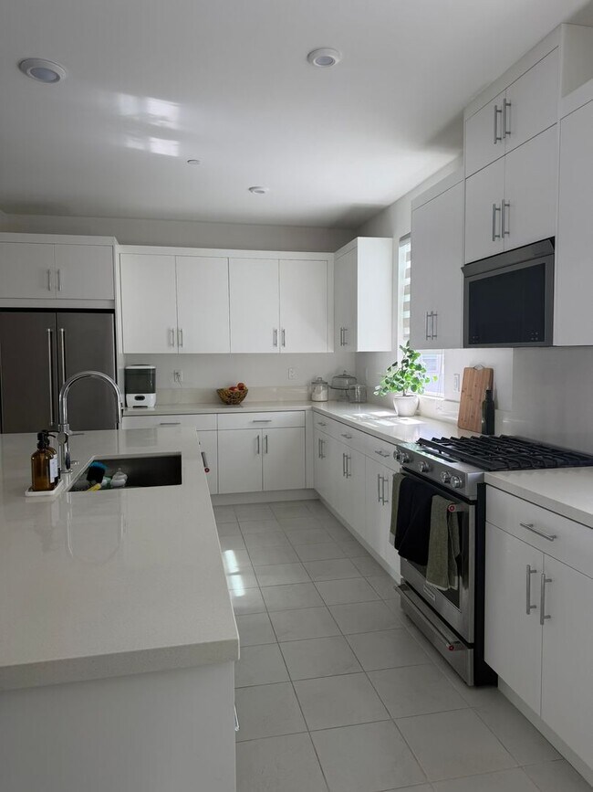 Foto del edificio - Everly At Civita Gorgeous Home with Lots of Upgrades- A Resort Style Living in the Heart of San D...