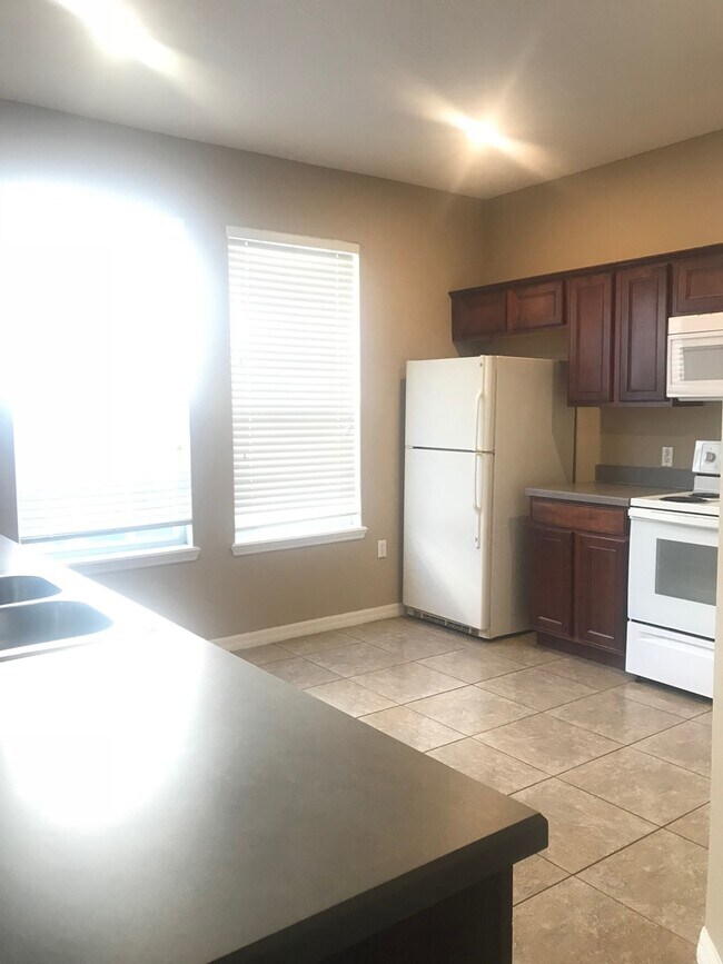 Foto del edificio - MOVE IN SPECIAL- Beautiful 3/2.5 Harmony Condo.