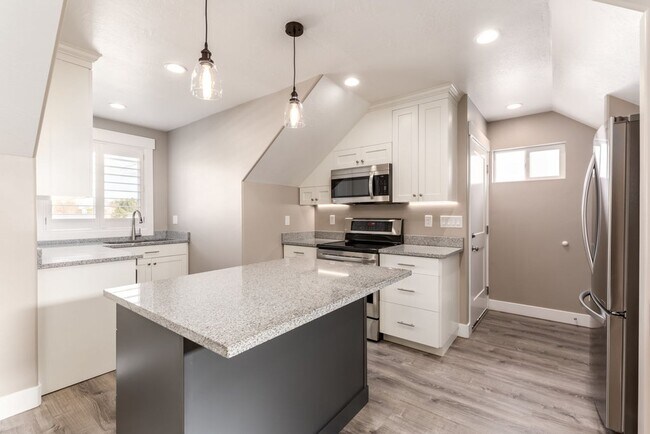 Building Photo - Stunning Above-Garage Apartment In Excelle...