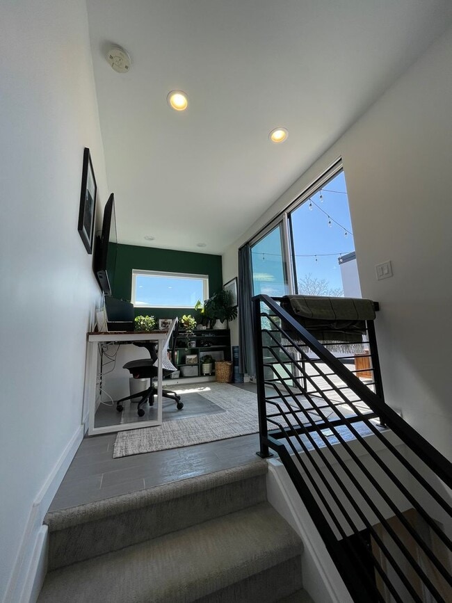 Foto del edificio - Modern 2BR + Office Townhome with Rooftop Deck in Prime Sunnyside/Highlands Location