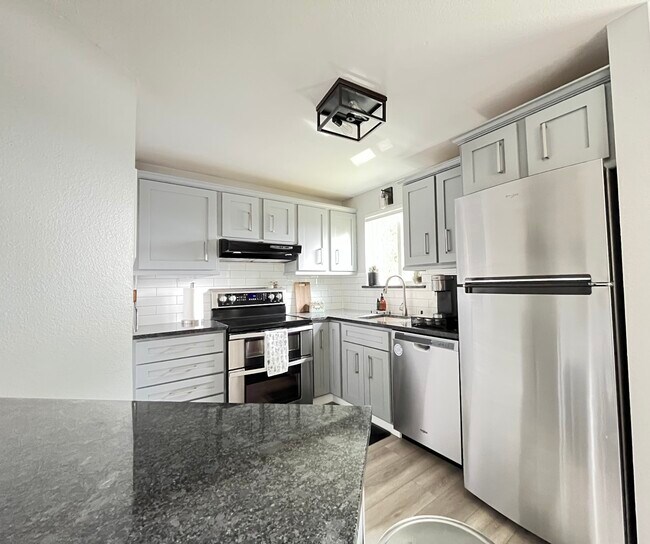 Foto del edificio - 3715 South 182nd Street, Unit A104