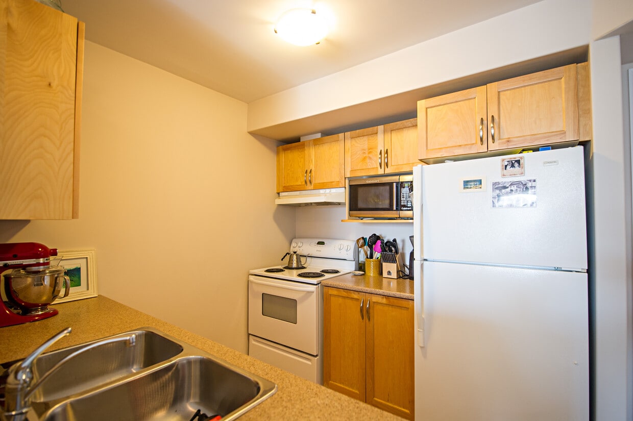 Building Photo - Hillside Suites