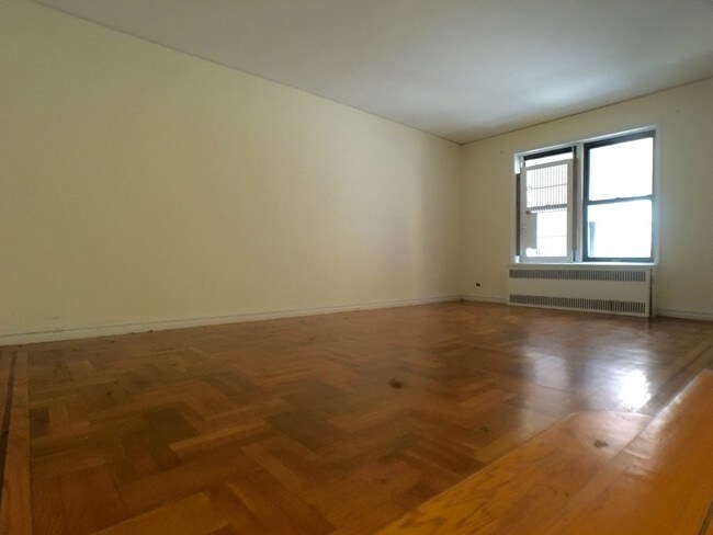 Building Photo - 729 W 186th St
