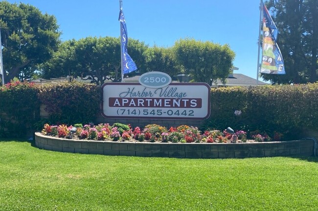 Entrada - Harbor Village Apartments