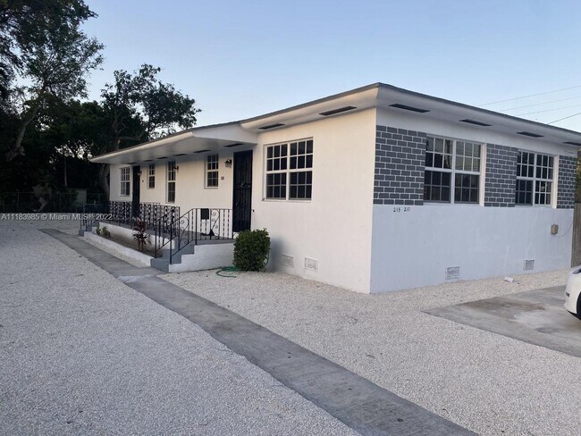 Foto del edificio - 217 NW 48th St