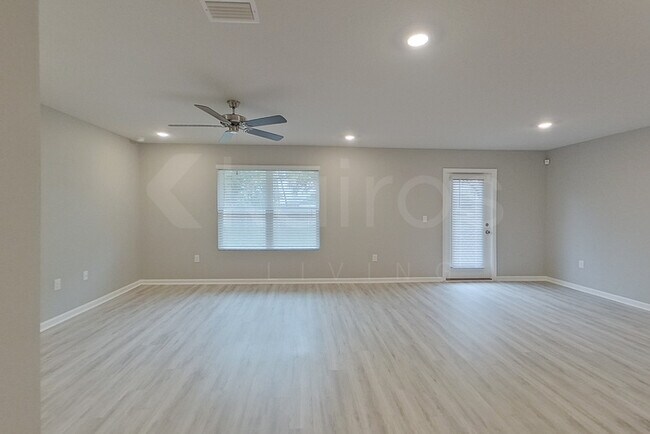 Foto del edificio - 373 Monarch Ln