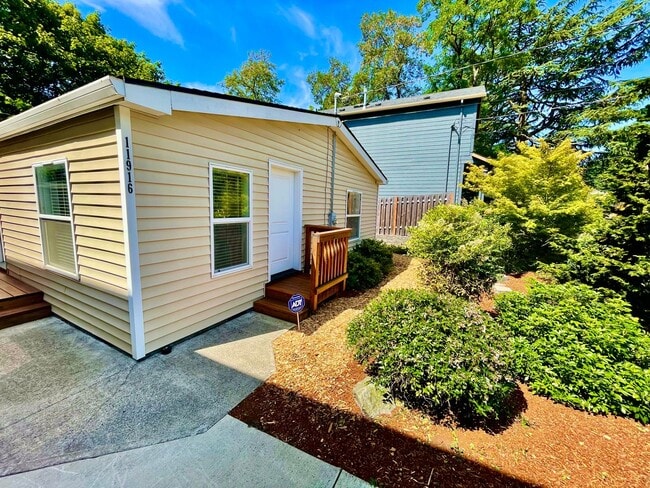 Building Photo - Spacious 3 Bedroom/2 Bath Home with generous fully fenced yard!