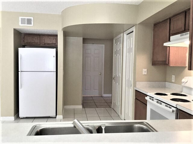 Building Photo - 1054 Royal Oaks Dr