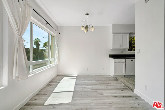 Building Photo - 10823 Camarillo St