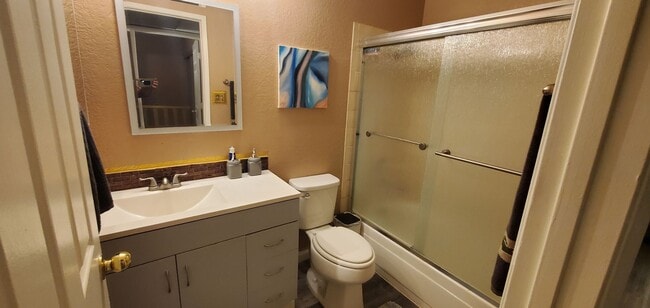 Building Photo - 2 Bedroom Condo