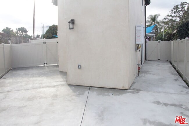 Building Photo - 15431 Huston St