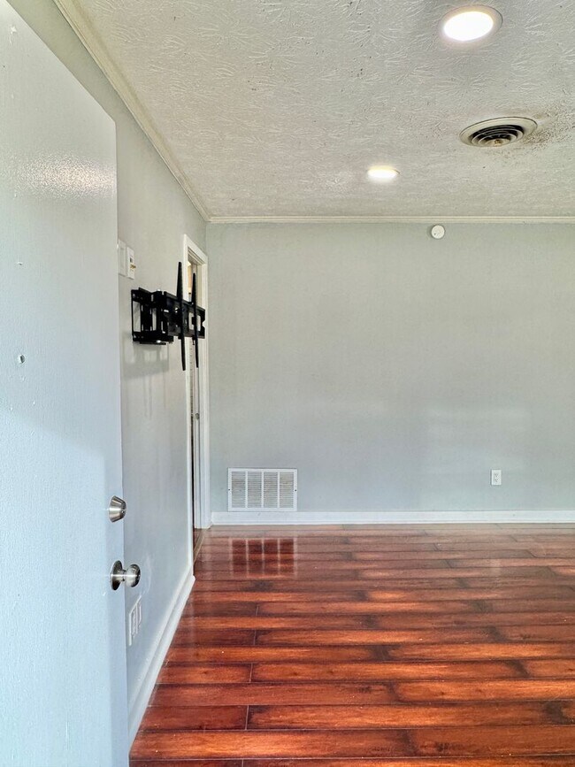 Building Photo - Inviting 3-Bedroom, 1.5-bath