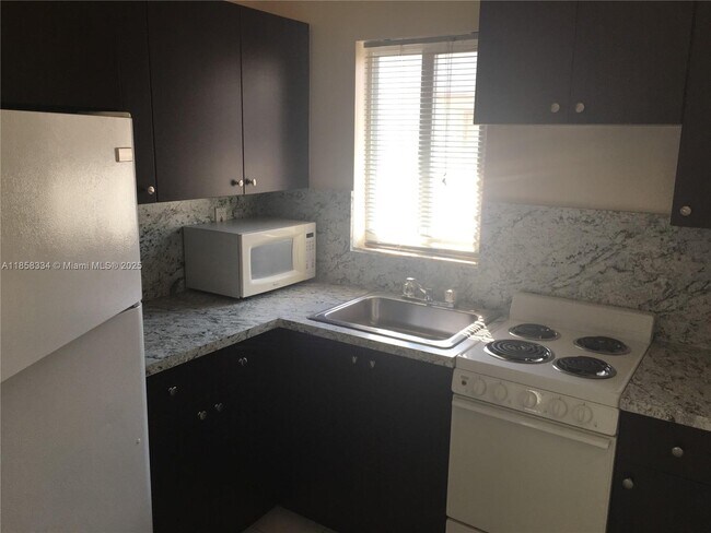 Building Photo - 960 Biarritz Dr