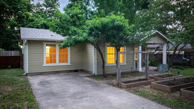 Building Photo - 903 Chote Ave