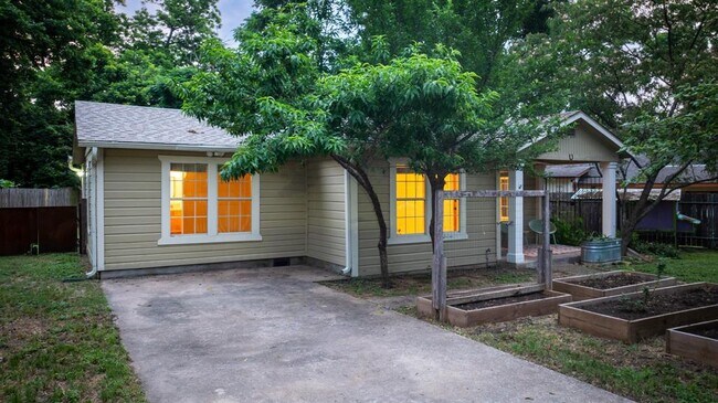 Foto del edificio - 903 Chote Ave