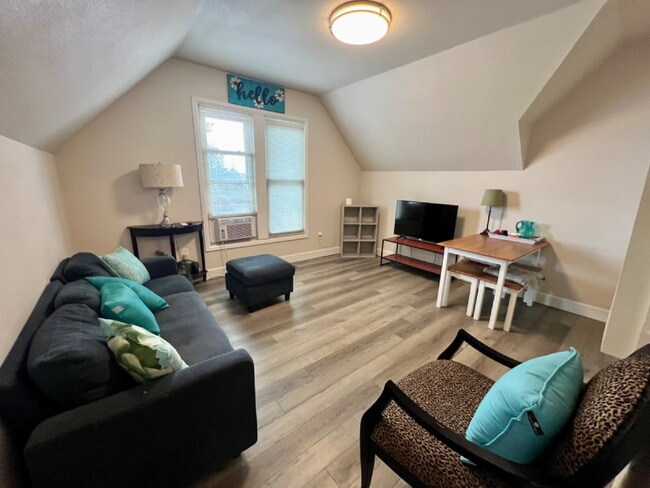 Building Photo - Short-term furnished apartment!