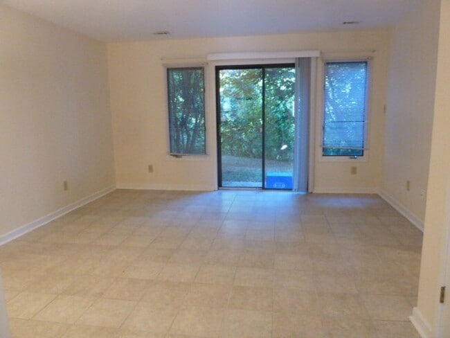 Building Photo - Available Now! Updated 2br 2ba Garden-Style Condo in Mill Creek! Walk to Campus