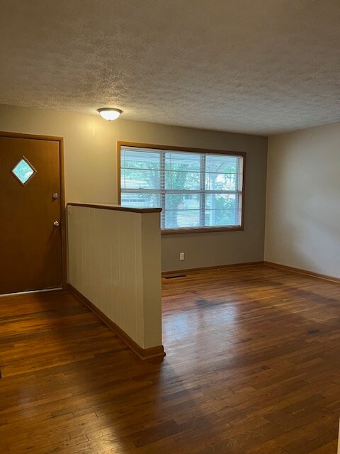 Building Photo - 2545 S Nettleton Ave