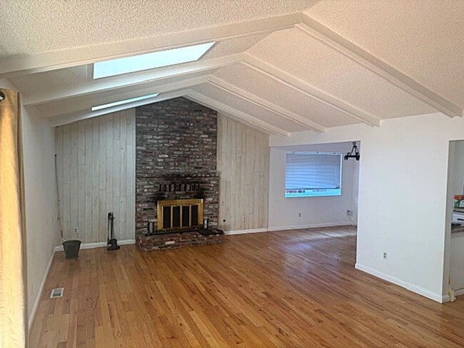 Building Photo - 3 bedroom 2 bath Home with Vaulted Ceiling...