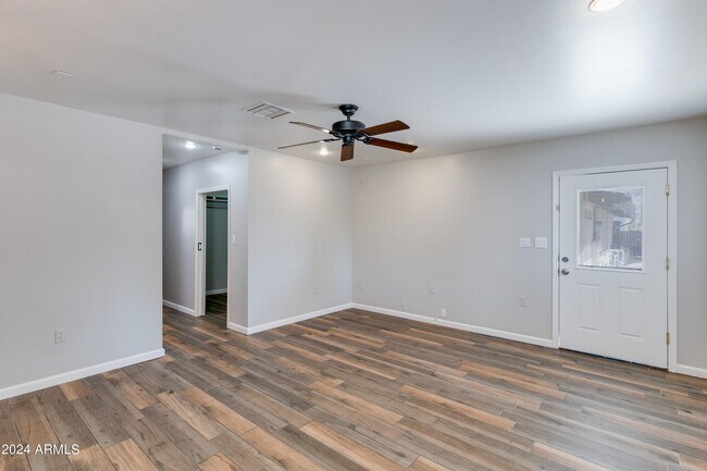 Foto del edificio - 2348 N 28th Pl