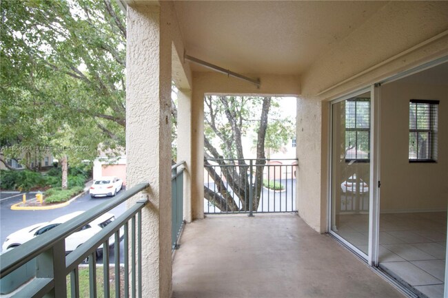 Foto del edificio - 2469 Centergate Dr