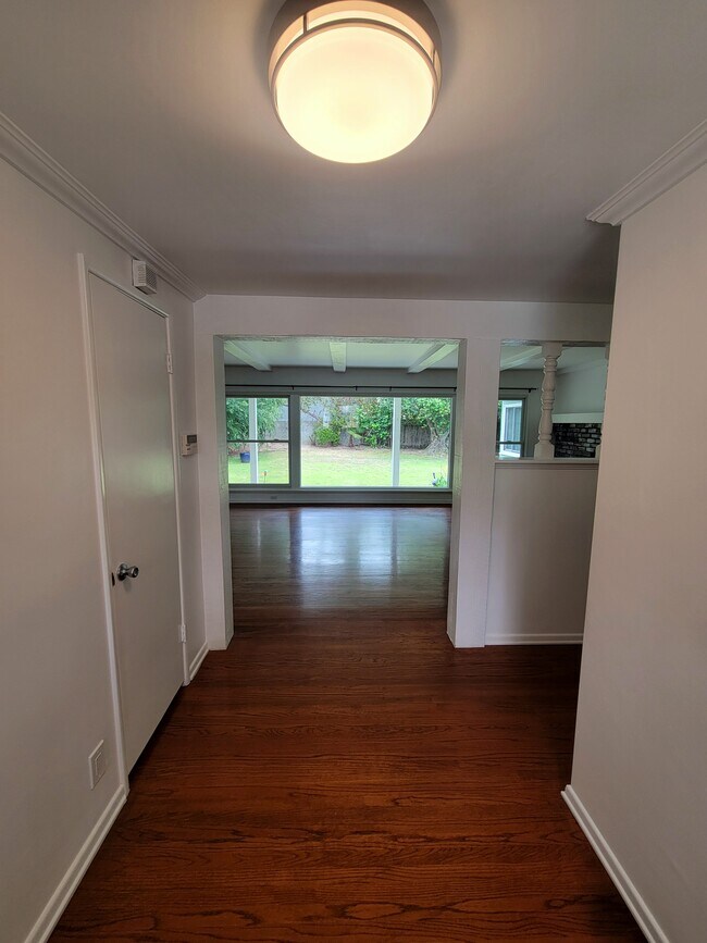 Foto del edificio - 5616 S Holt Ave