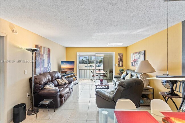 Building Photo - 2200 Diana Dr