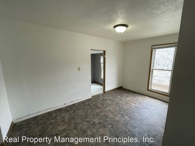 Building Photo - 3 br, 1 bath House - 219 W. Hyde Park Ave