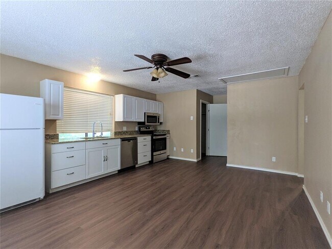 Building Photo - 134 Bellaire Dr