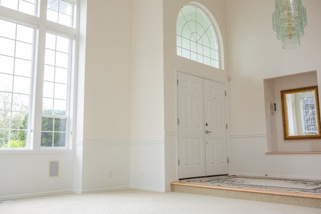 Building Photo - LUXURY 5 BED BELLEVUE HOME IN ‘THE SUMMIT’...