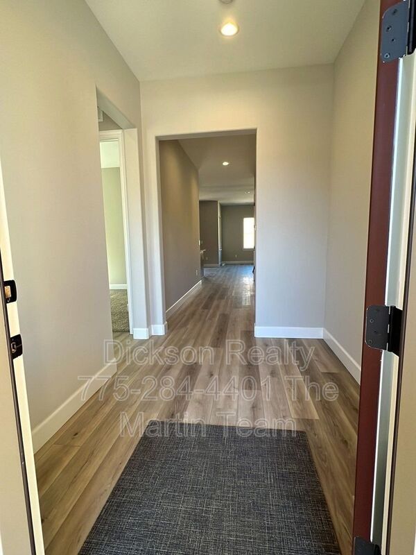 Building Photo - 215 Commodore Dr