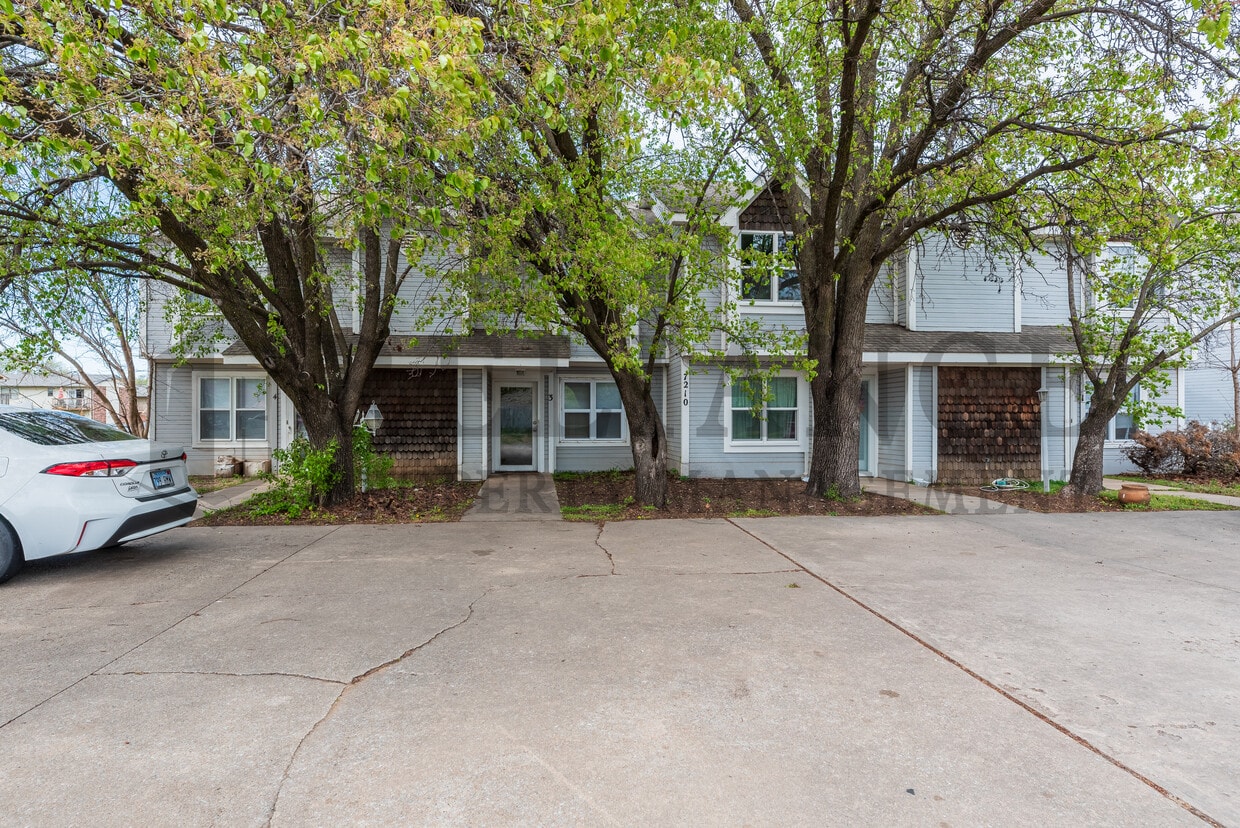 Primary Photo - 7210 W Douglas Ave