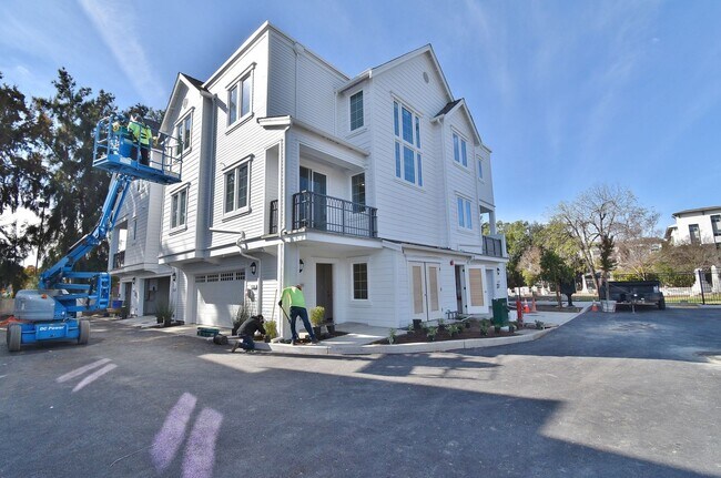 Building Photo - $4,290 / 4 BR - STUNNING NEWER MODEL TOWN HOME IN CENTRAL FREMONT