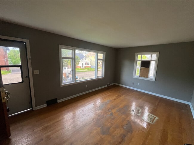 Building Photo - 893 Redfern Ave