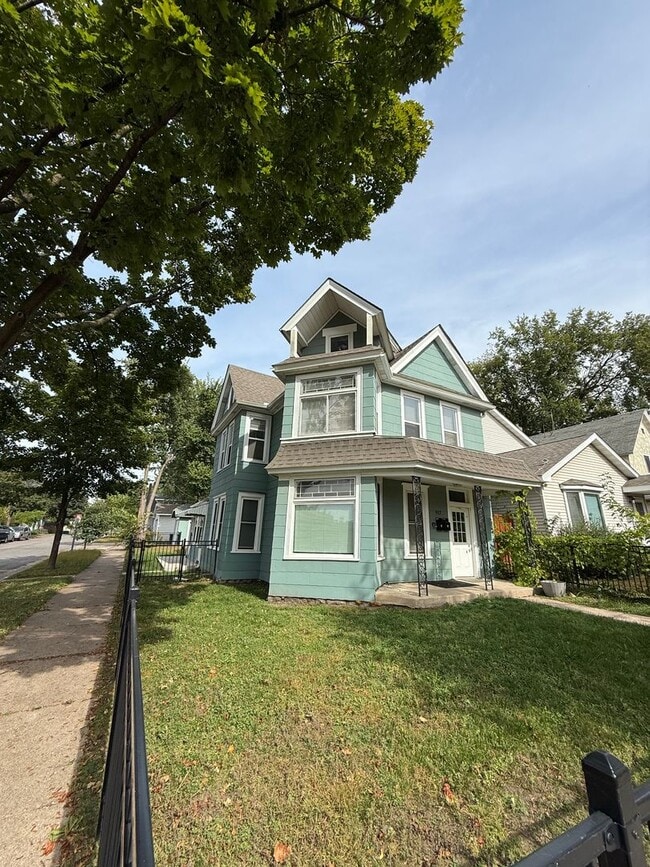 Building Photo - 917 Charles Ave