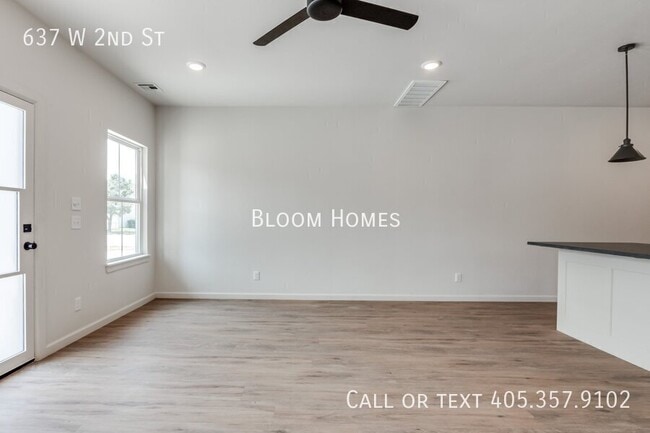 Foto del edificio - 637 W 2nd St