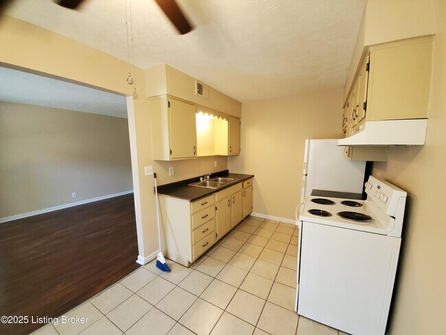 Foto del edificio - 3217 Springfield Dr