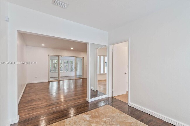Foto del edificio - 680 NE 57th St