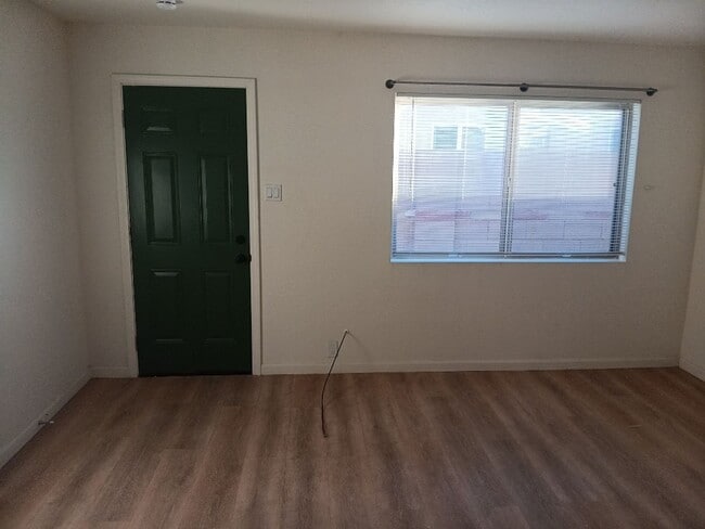 Building Photo - Charming 2-bedroom, 1-bathroom! Showings available soon!