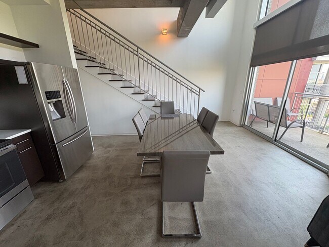 Foto del edificio - Oversized Loft With Downtown Views