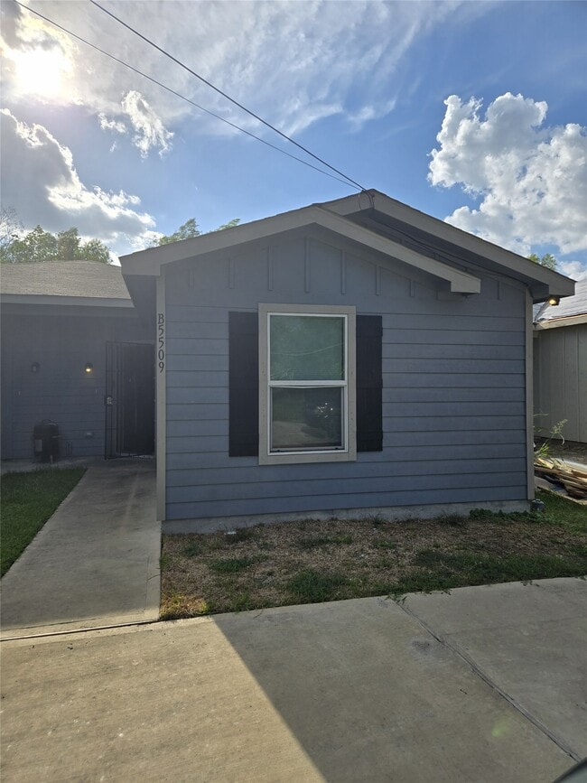 Building Photo - 5509 Nielan St