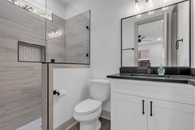 Foto del edificio - 5310 Kindred Gdn Ln