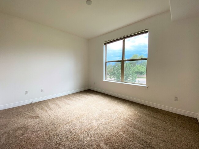 Foto del edificio - Stylish 1BD/1BA Condo with Garage & Balcony in Sought-After Englewood Location | $1,795/mo