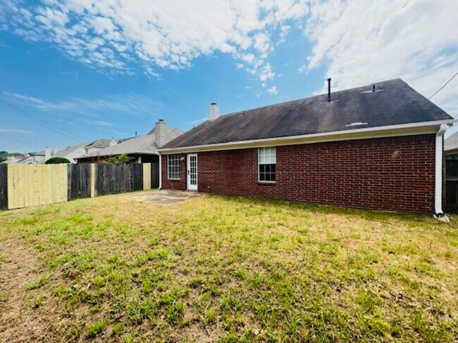 Foto del edificio - 8400 Creek Front Dr