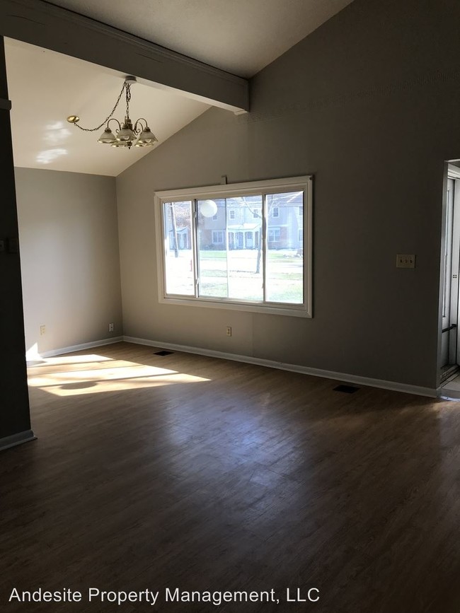 Building Photo - 3 br, 2 bath House - 380 SPRAGUE ROAD