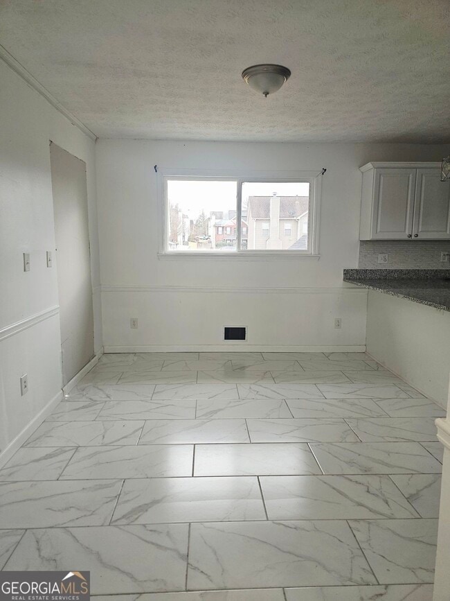 Building Photo - 480 Paul St