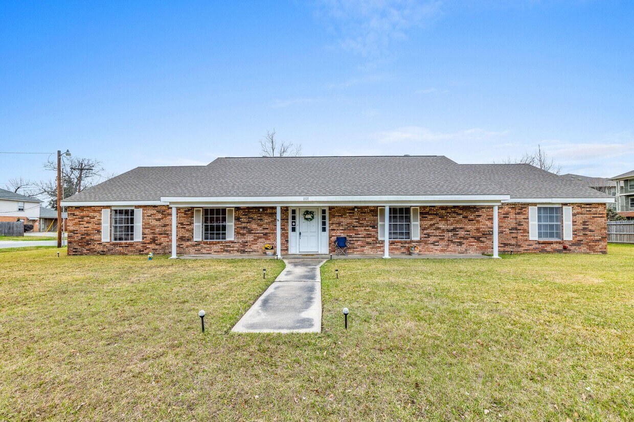 Foto principal - 1412 W McNeese St