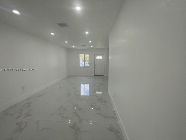 Building Photo - 7400 SW 39th St