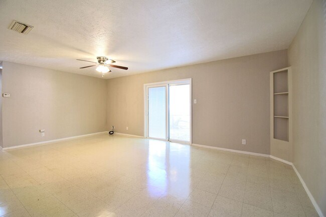 Foto del edificio - 5936 Cherry Loop