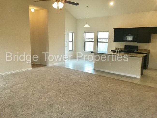 Building Photo - 703 Woodcrest Dr, Ennis
